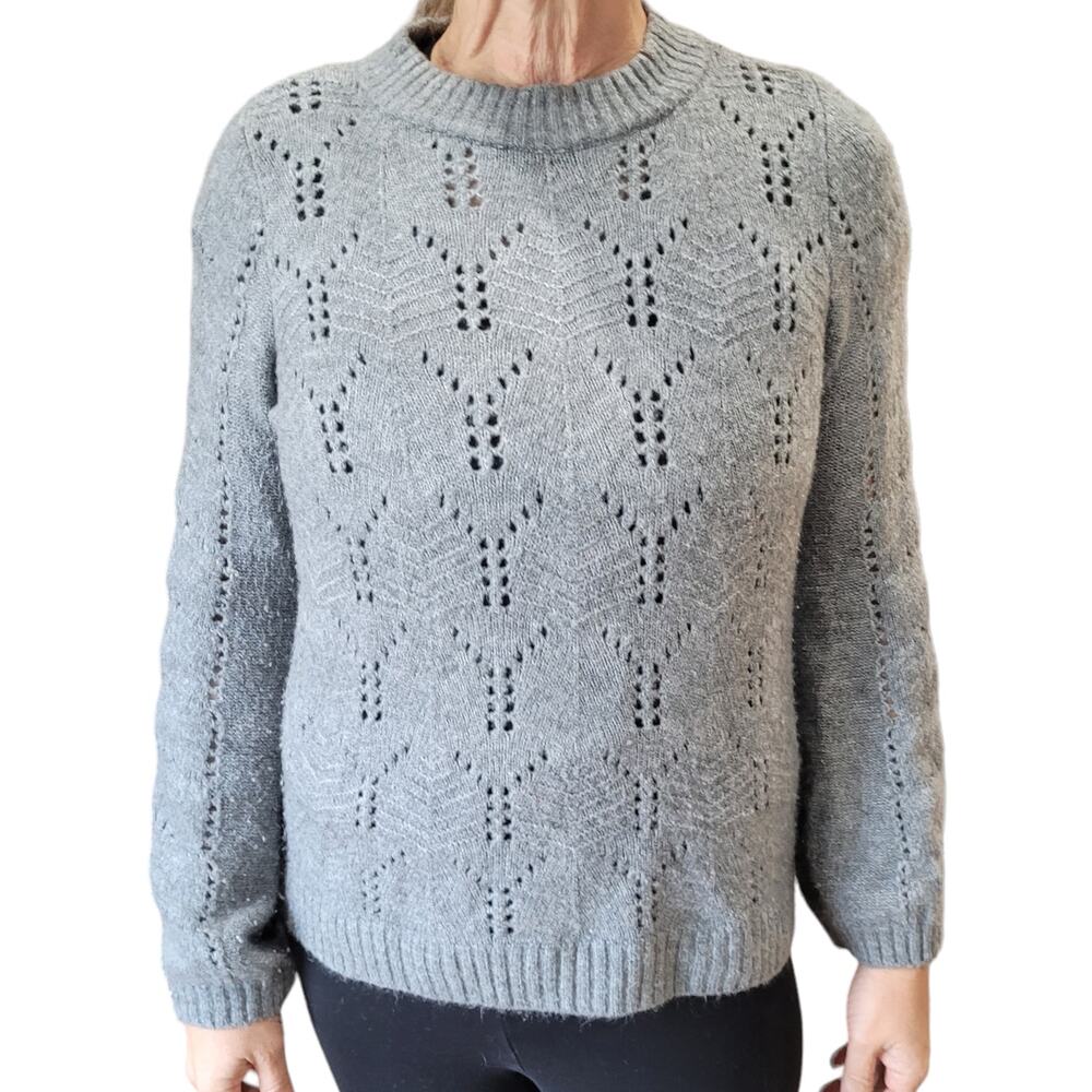 GAP Gray Eyelet Knit Sweater M Mock Neck Textured Soft Fuzzy Minimalist Quietlux